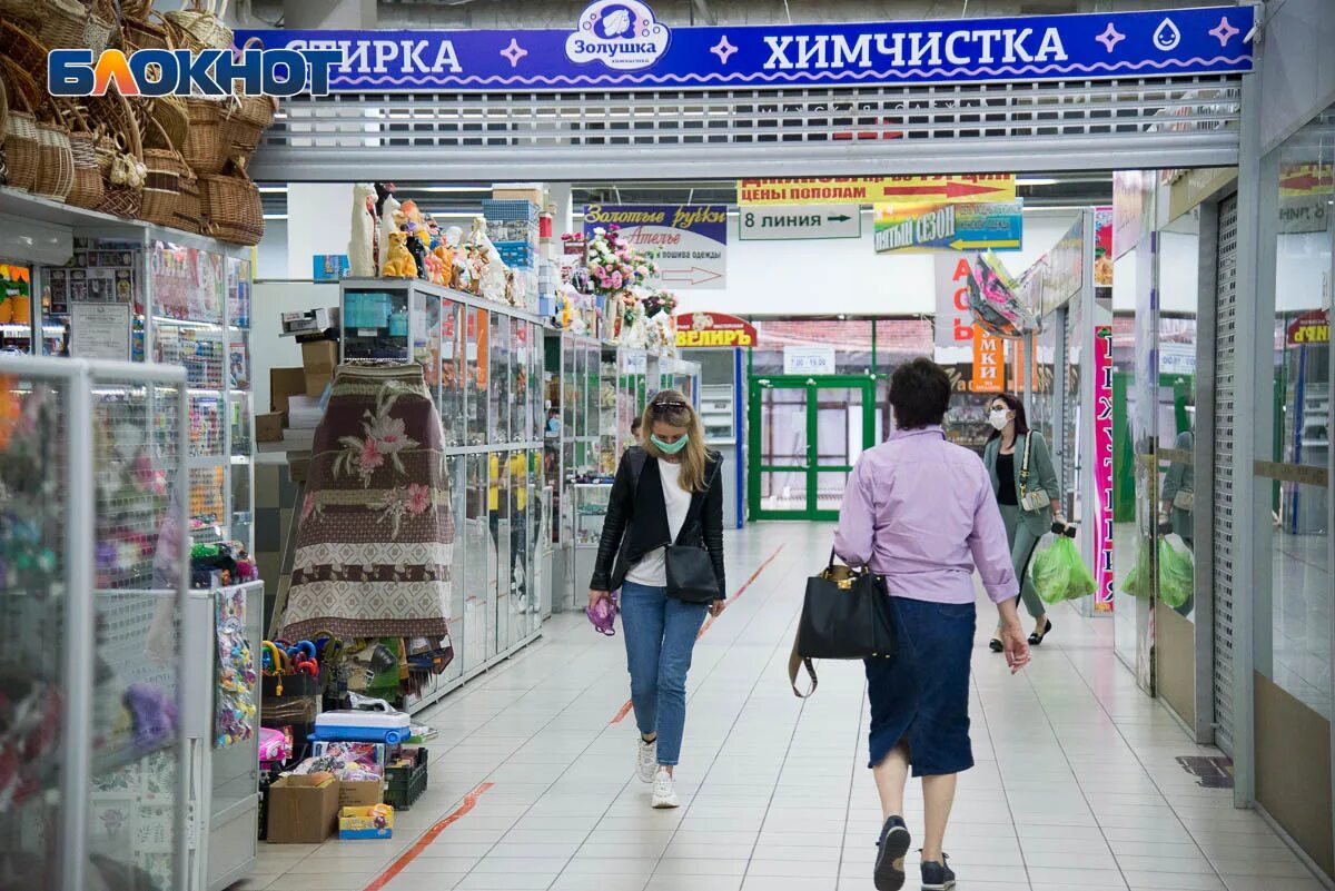 Линия воронеж. Центральный рынок волгоград одежда. Волгоград в линию. Стенды гранд лайн. Одежда business line костюм.