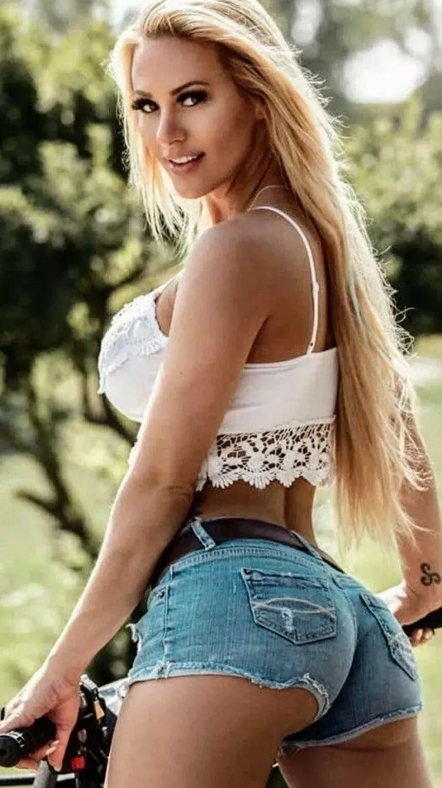 Девушка в больших коротких шортах. Девушка в шортах. Лаурен алексис в коротких шортах. Дейзи дьюк шортики. Нина сереброва белавин.