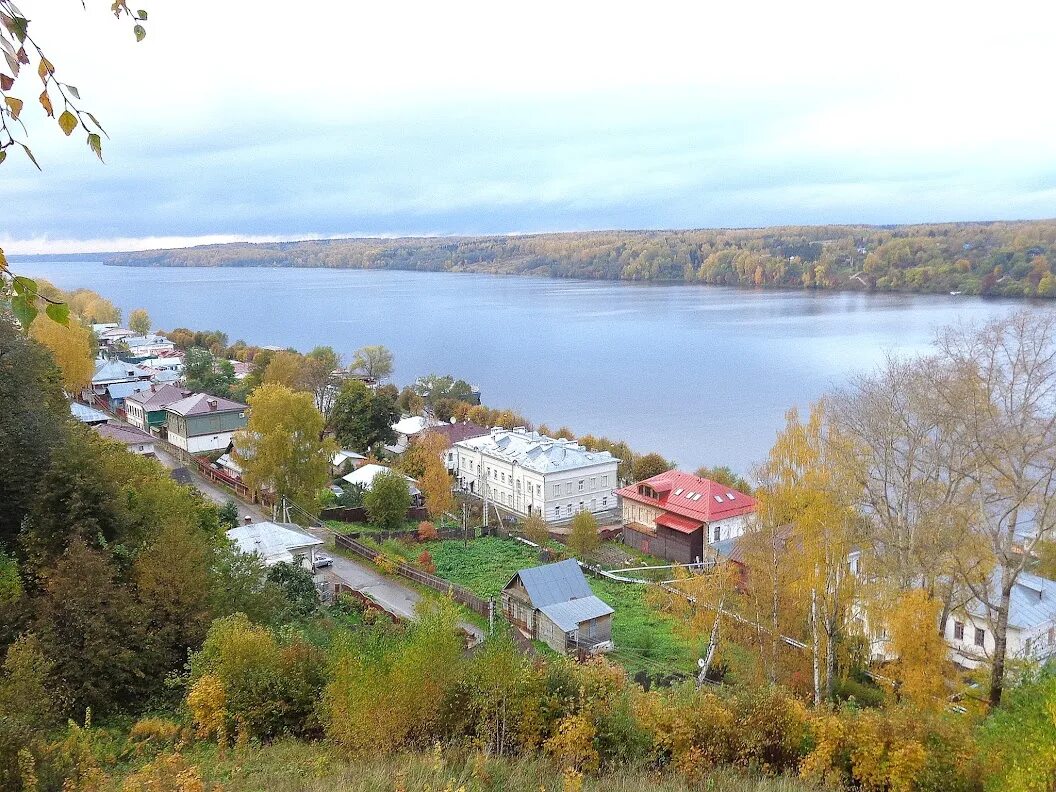 Река Волга Плес. Город Плес Ивановской области. Плес набережная Волги. Плёс на Волге город.