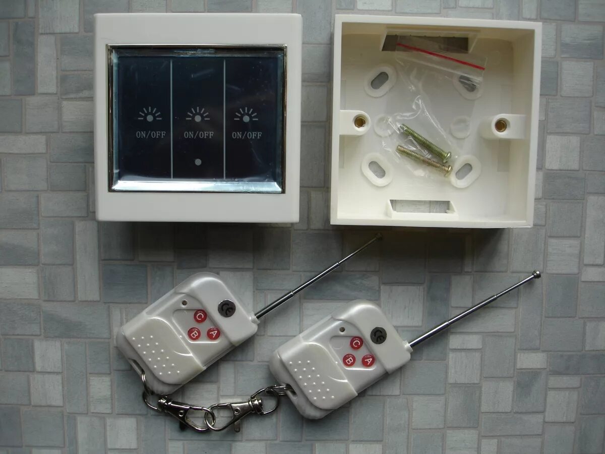 Тип дистанционного управления. Управление светом выключателем и пультом управления. Радиобрелок 2 канала 6100332. Дистанционное управление уличным светом. Радиобрелок 2 канала 6100332.