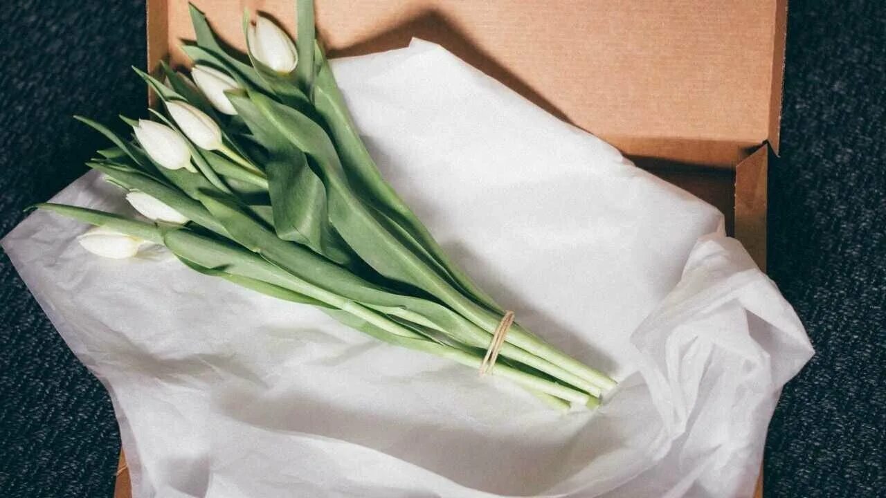 Упаковка тюльпанов фото. Упаковка тюльпанов. Тюльпаны в красивой упаковке. Упаковка тюльпанов в бумагу. Букет тюльпанов в упаковке.