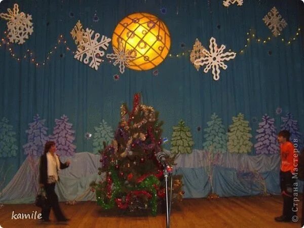 Сцена на новый год в дк. Украсить зал к новому году. Украшение сцены. Украшение сцены на новый год. Новогоднее украшение фойе.