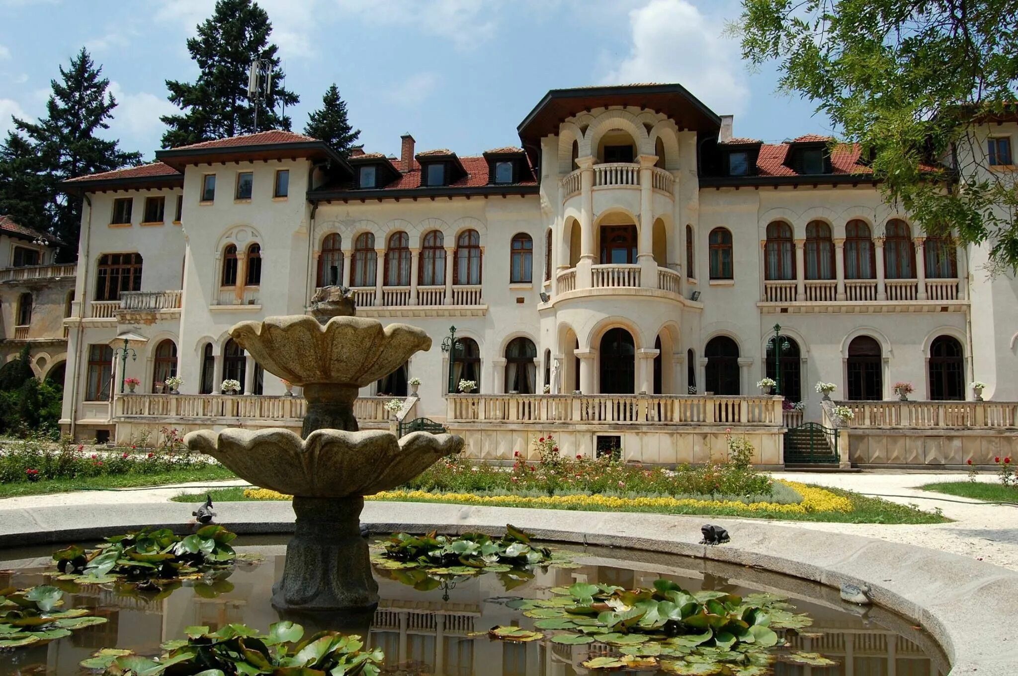 Национальная художественная галерея болгарии. София болгария дворцы. Дворец царя болгарии. Царский дворец в болгарии. Дворец софии.