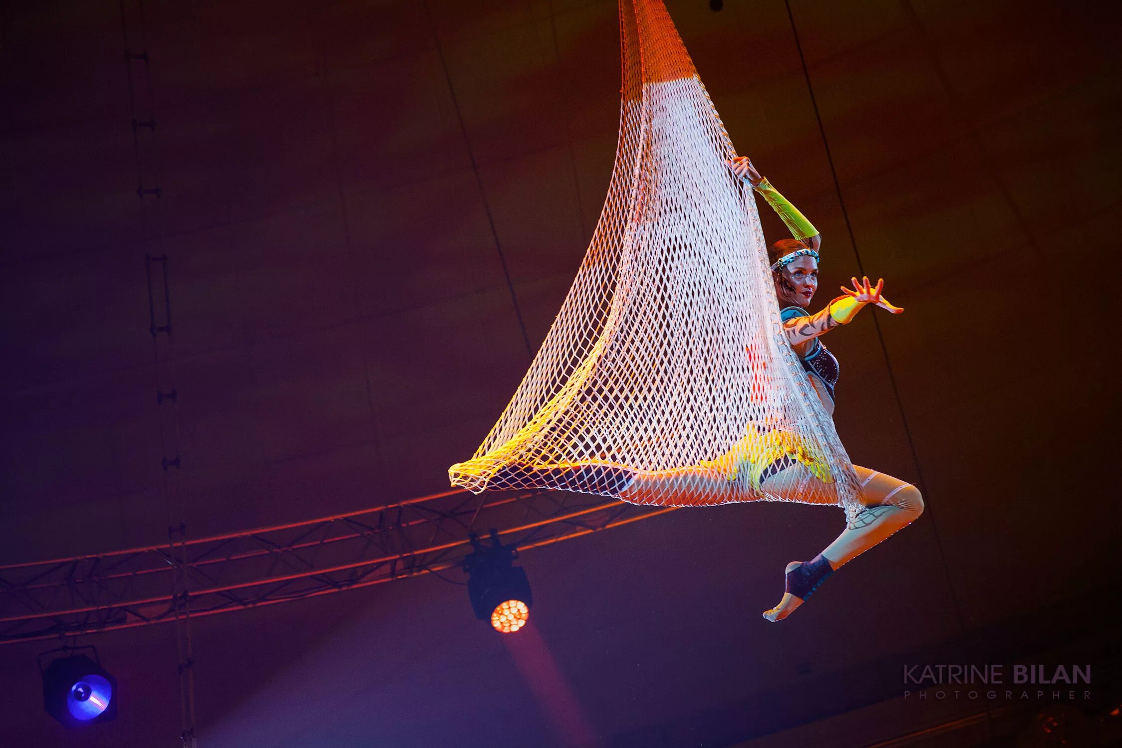 Страховочная сетка в цирке. Грация пермь цирковой коллектив. Цирковая сетка. Варекай цирк дю солей жонглеры. Оригинальная сетка для воздушной гимнастики.