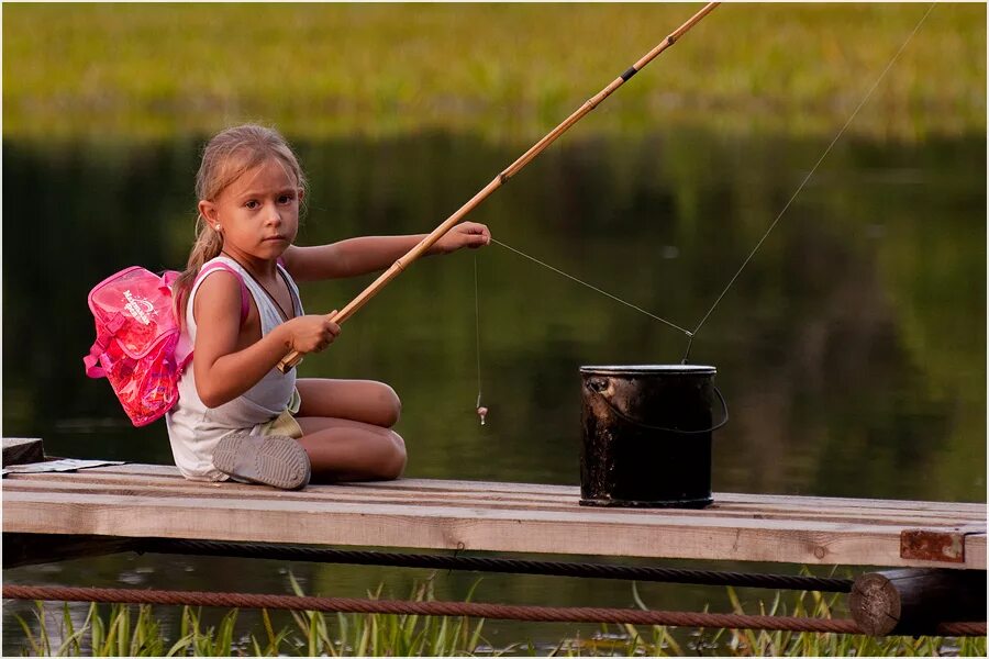 Ловлю на себе дам. Девочка с удочкой. Женщина с удочкой. Маленькая девочка рыбачит. Девочки на рыбалке.