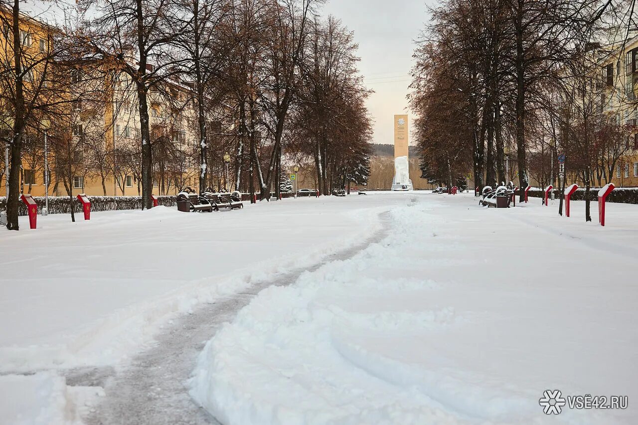 Г кемерово зимняя. Московская площадь Кемерово зима. Снежная зима в городе. Зимний Кемерово. Снег зима город.