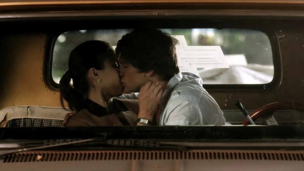 Поцелую дорохова на игре. Поцелуй в машине. Машина любви. Страсть и любовь в машине. Влюбленные в машине.