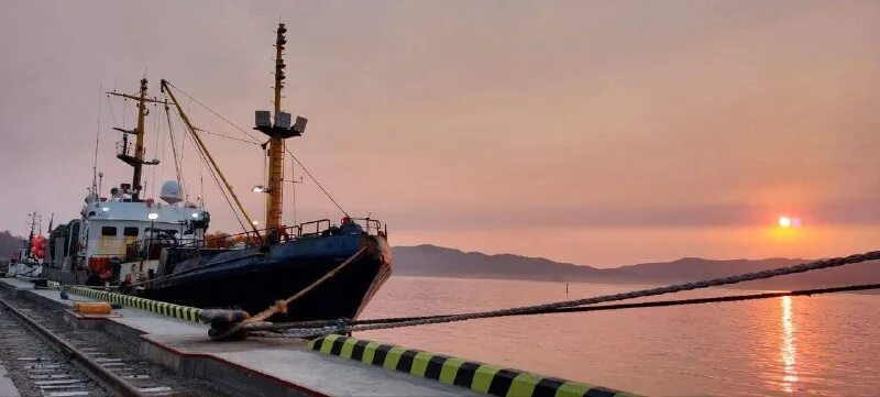 судно идущее вверх. группа судов идущих друг. атомфлот ледокол арктика. форма капитана сухогруза. группа судов идущих друг.