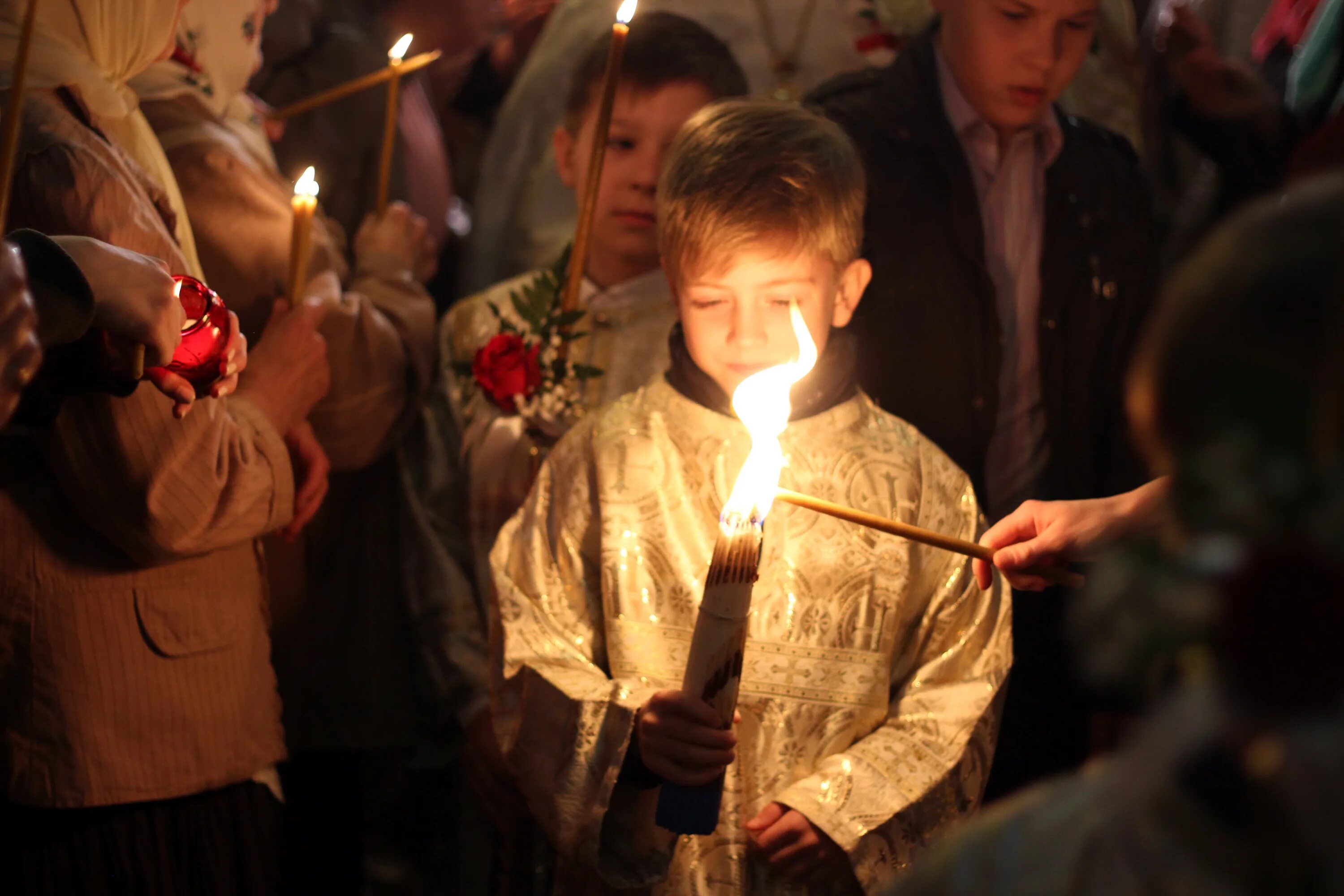 Прихожане на Пасху. Пасха служба прихожане. Пасхальная служба свечи. Церковная община. Светает белеет громада святого носа впр