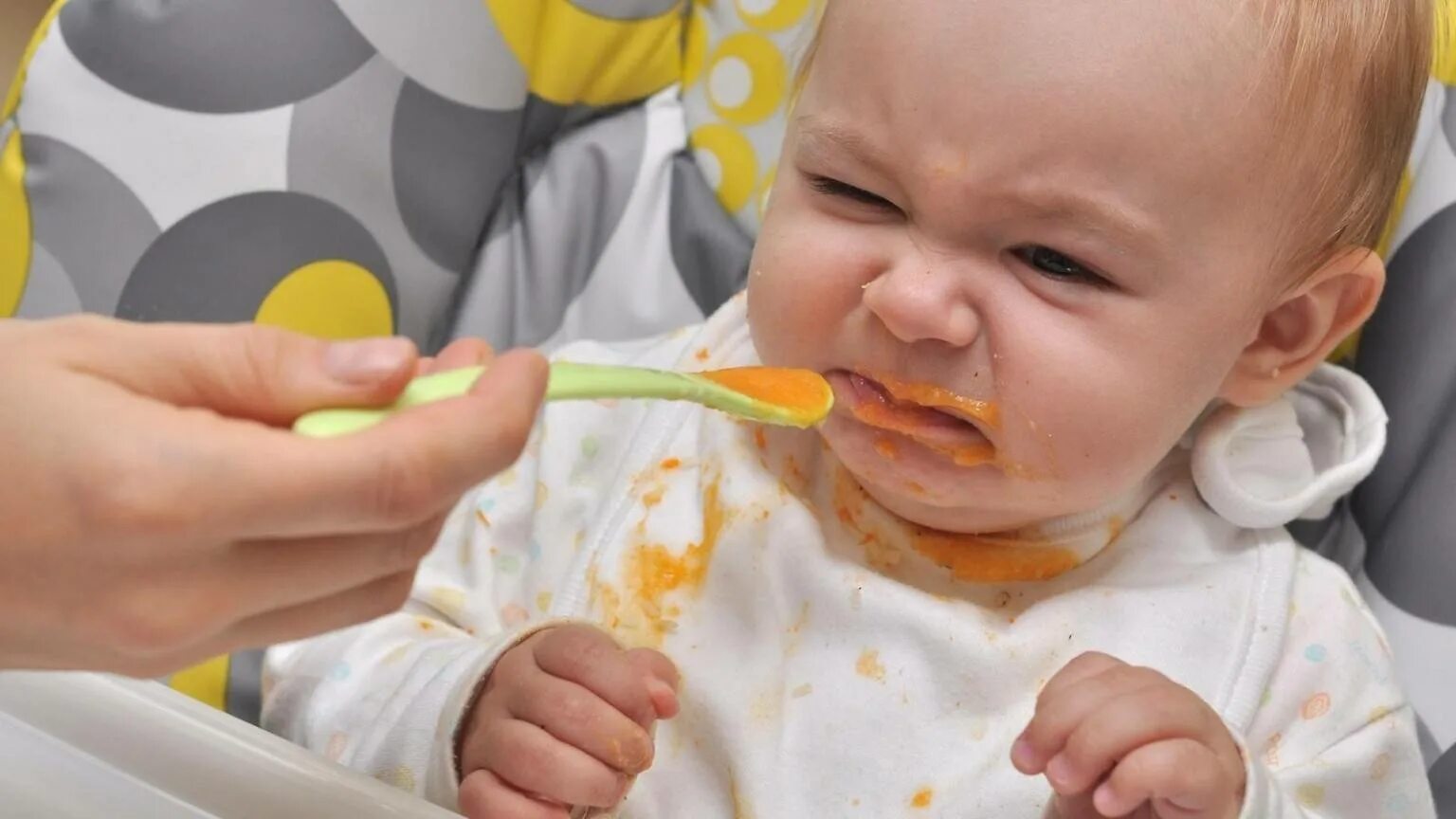 Малыш не хочет есть. Ребенок не хочет есть прикорм. Малыш ест. Малыш ест прикорм.