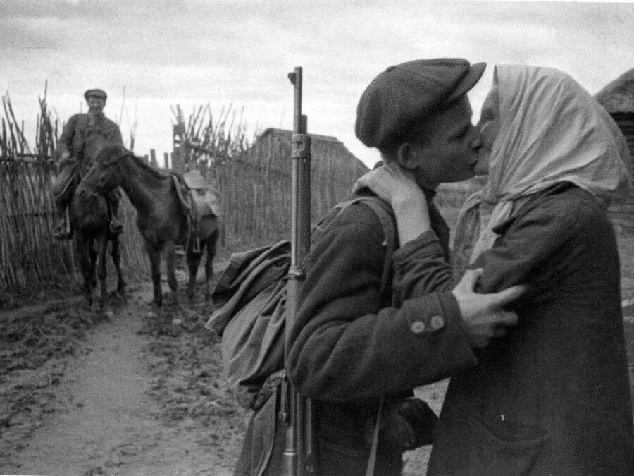 мать провожает сына на войну. великая отечественная война мать провожает сына. провожают на войну. провожала мама на войну. провожала мама на войну.