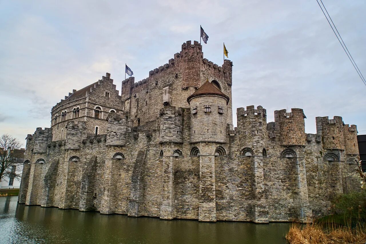 Замок Гравенстен романский. Замок графов Фландрии. Замок Гравенстеен Гент Бельгия Пан. Замок графов Фландрии Гент. Самая крупная крепость из сохранившихся и действующих