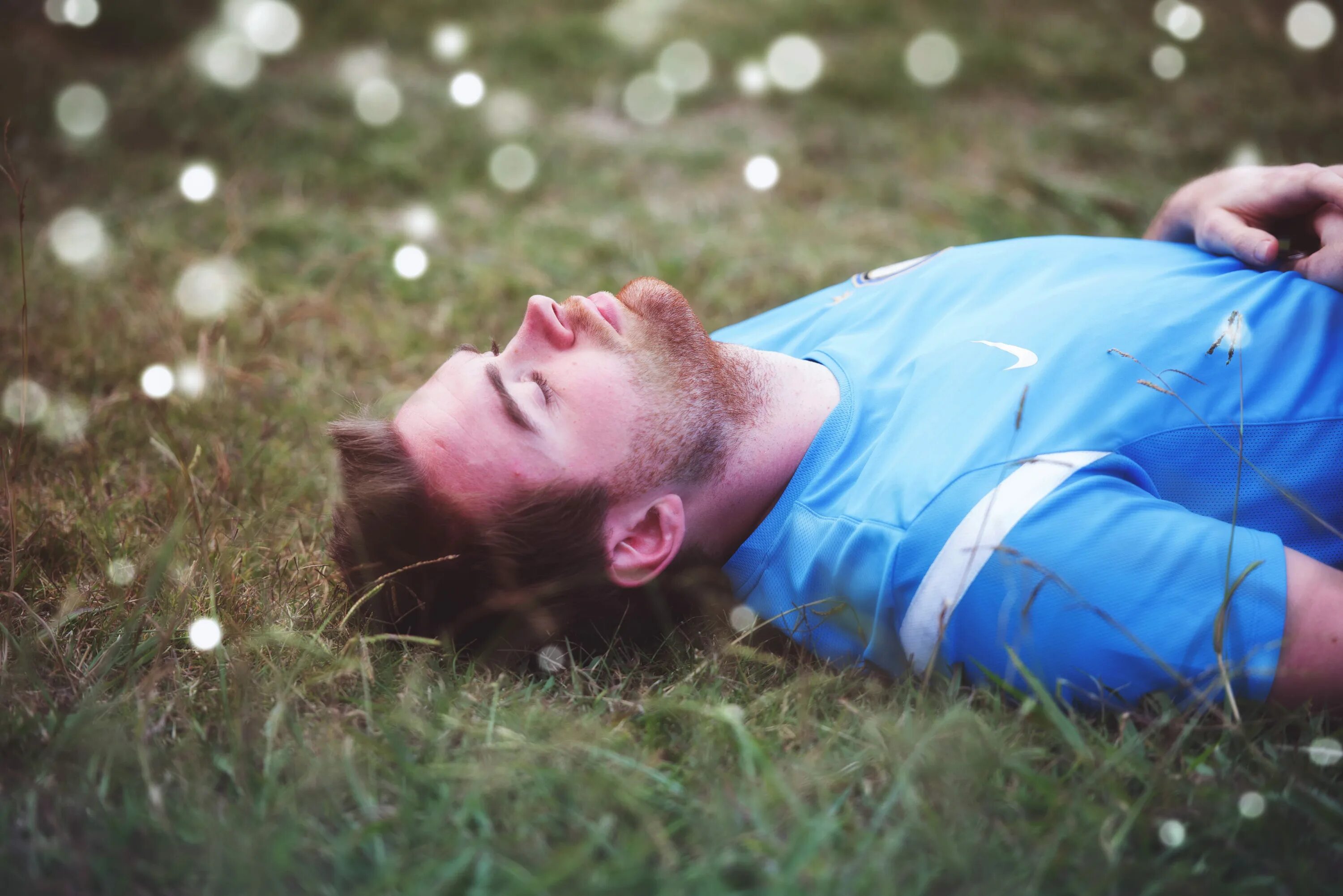 Снится образ человека. Мужчина лежит на траве. Лежит на траве.