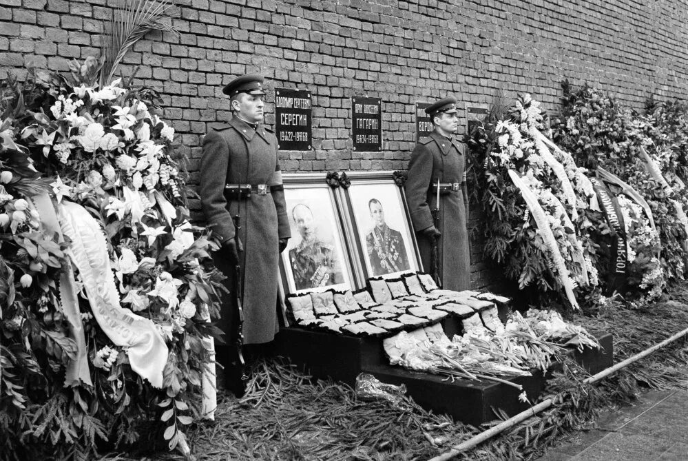 Похоронили космонавта. Могила Юрия Гагарина.