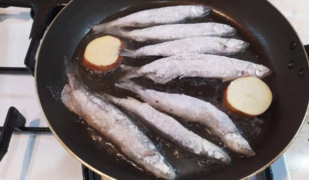 Рыба на сковороде. Рыба жарится на сковородке. Рыбка жареная на сковороде. Рыба мойва на сковородке жареная. Рыба воняет что делать