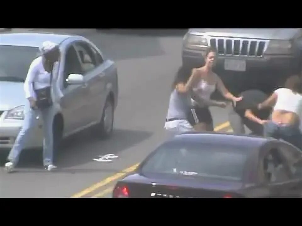 Драка девушек автобусе. Женщины дерутся на дороге. женские драки на дорогах. драка девушек на дороге.