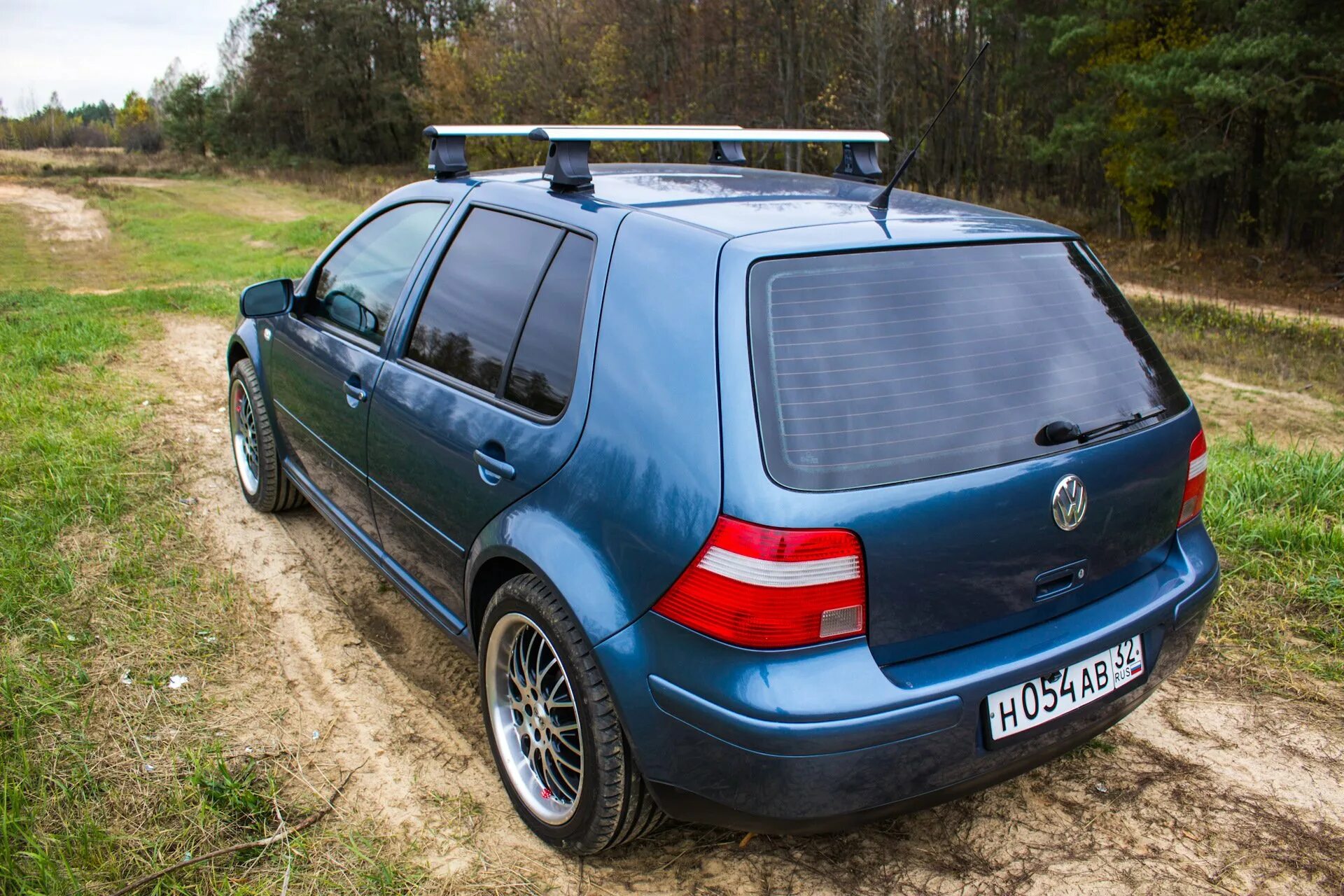 Фольксваген гольф 4 багажник. Рейлинги на Фольксваген гольф 4. Volkswagen Golf 4 универсал. Фольксваген гольф 4 универсал багажник.