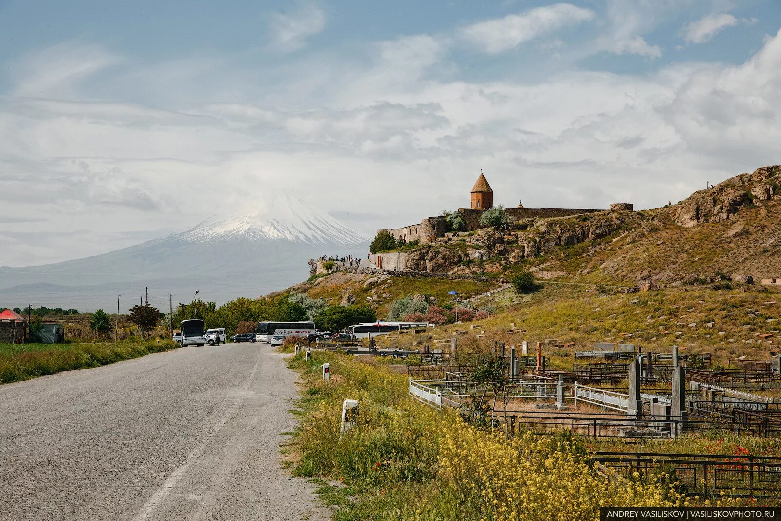 Можно ехать в армению. Хор Вирап кладбище. Кладбище рядом с монастырем хор Вирап Армения. Арарат и Вирап. Армения куда поехать.