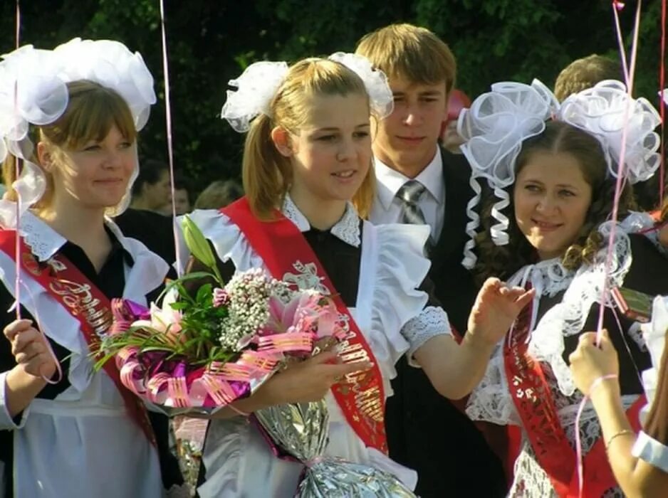 Причёски на последний звлнок. Прическа на последний звонок. Последний звонок выпускники. Прическа на линейку в школу 11 класс.