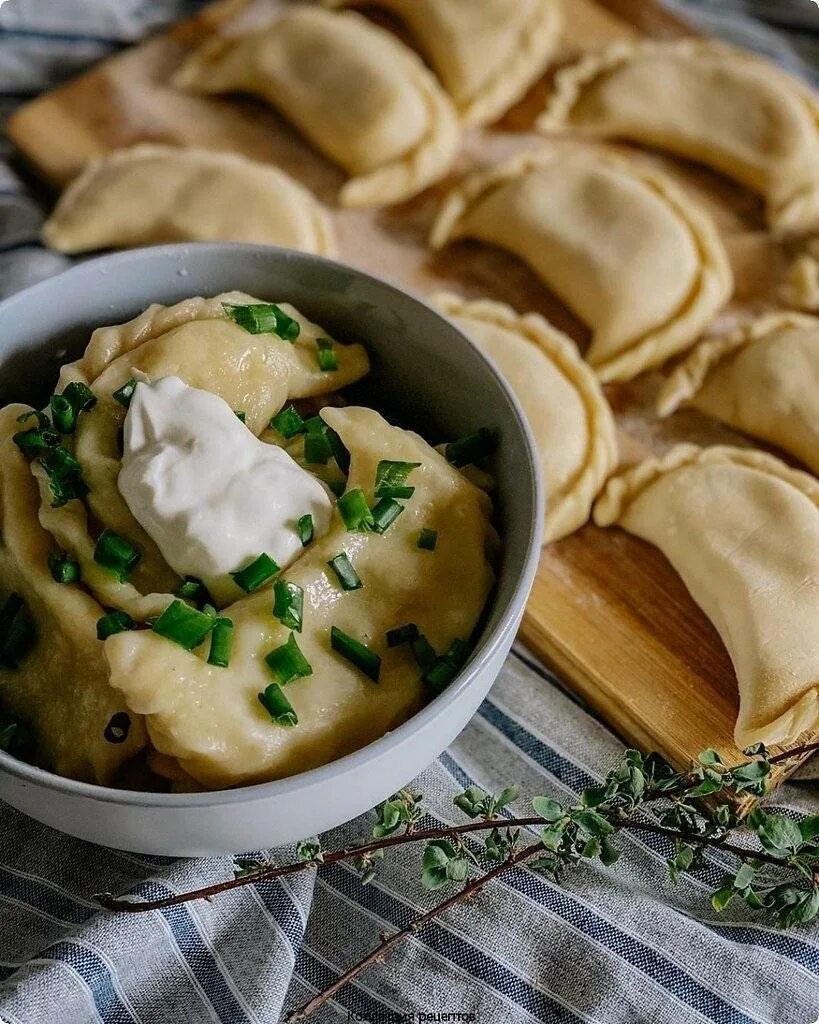 Вареники с сырой картошкой салом и луком. Вареники. Вареники с картошкой. Варевареники с картошкой. Вареники с картофелем.