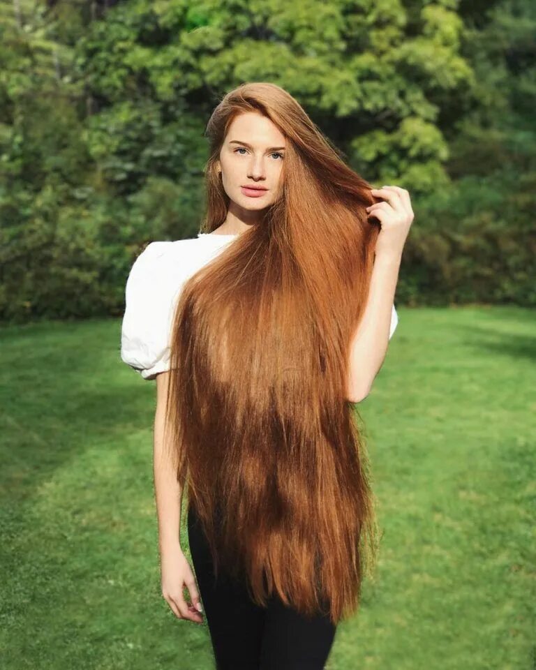 Ксюша Куцевич Лонг Хаир. She has long hair