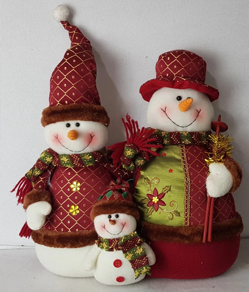 семья снеговиков поделка. текстильный снеговик. семейка снеговиков своими руками поделка. семья снеговиков своими руками. объемный снеговик из текстиля.