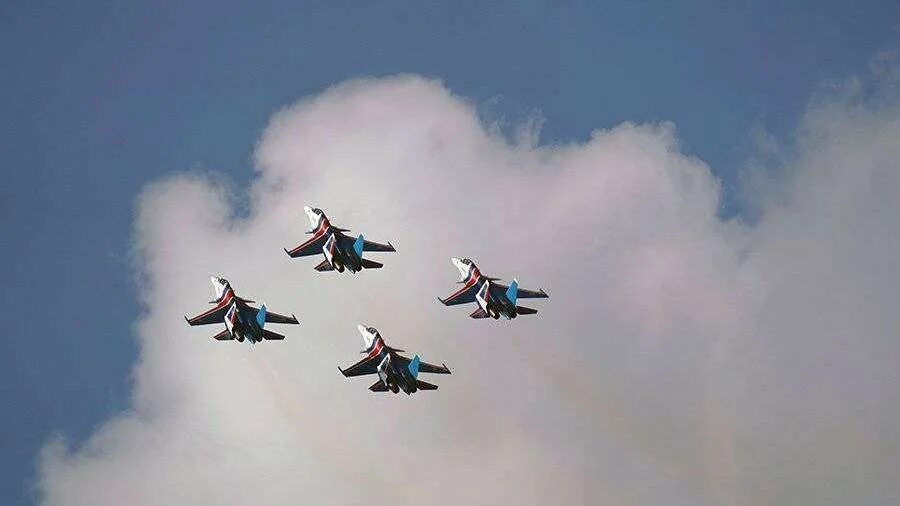 самолет над облаками. прыгнуть с парашютом. уникальный полет. уникальный полет. уникальный полет.