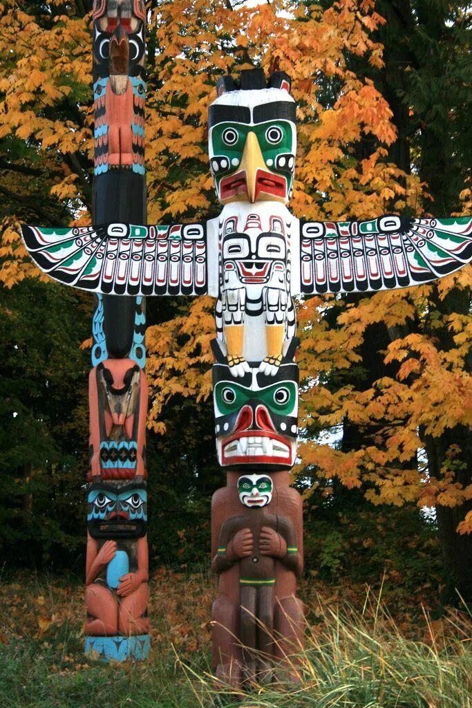 Totem pole. Парк Стэнли в Ванкувере тотемные столбы. Тотемы в парке Стэнли Ванкувер. Тотем поул Канада. Тотемизм индейцев Северной Америки.