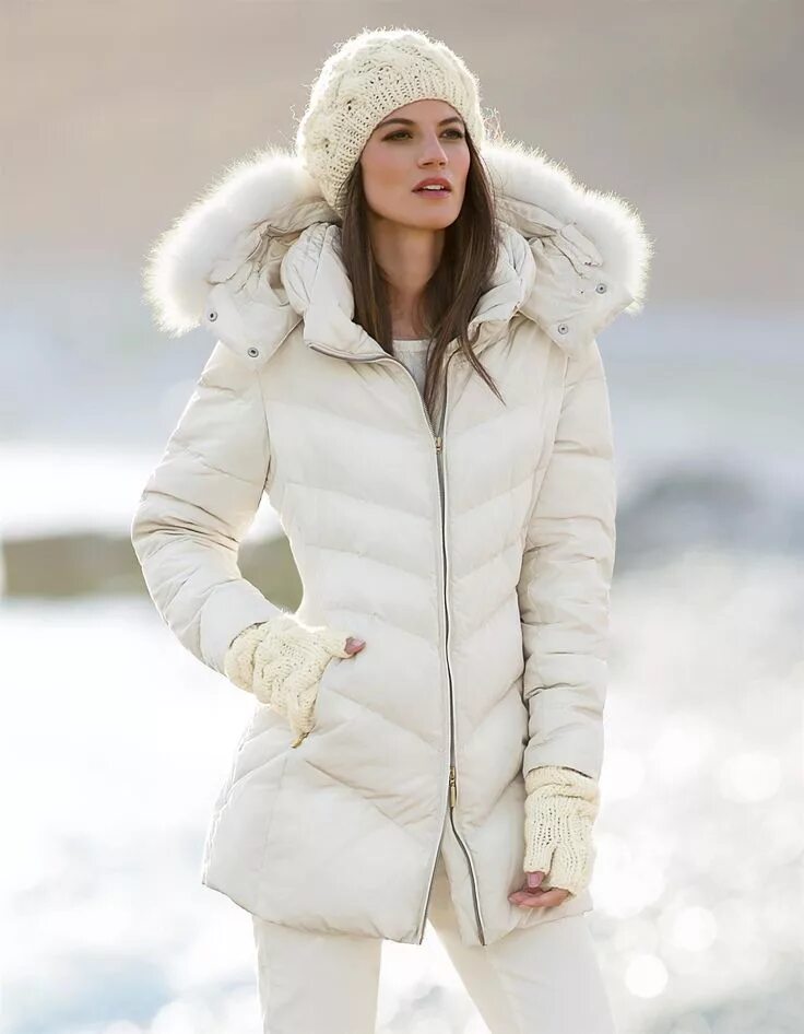 Зимний день зимняя куртка. Белый пуховик. Зимняя одежда для женщин. Белый пуховик женский. Красивые девушки в пуховиках.