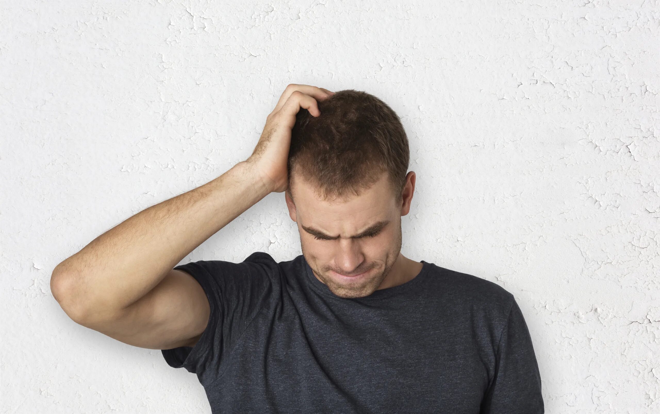 Think up meaning. Thinking man. man is thinking. upset на сером фоне. the man is upset.