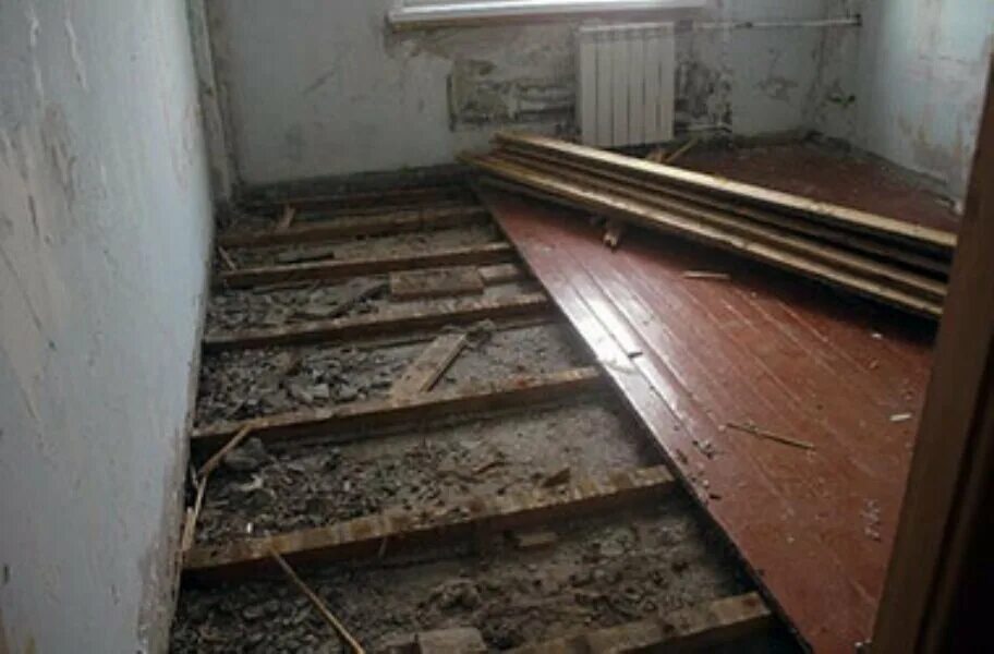Полы с деревянными перекрытиями в квартирах. Деревянный пол в хрущевке. Стяжка пола на деревянных лагах. Старый щитовой паркет. Старые деревянные перекрытия.