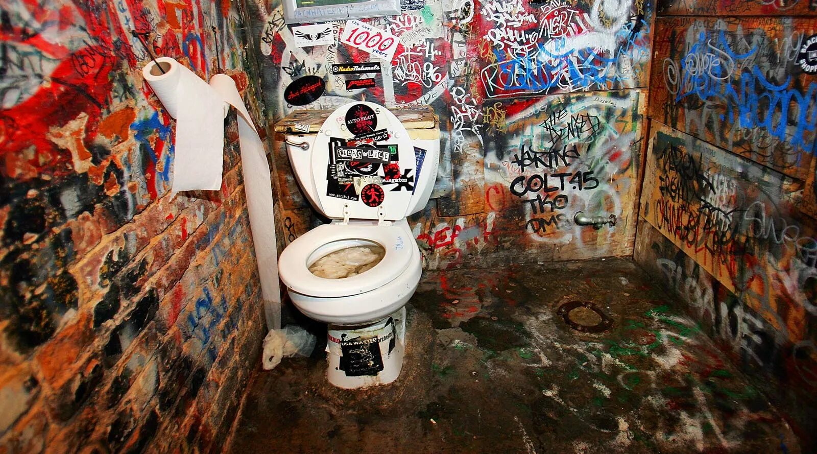 Пьяные в туалетах ночных клубов. Туалет Нью-йоркского клуба CBGB. CBGB туалет. Туалет клуба CBGB. Туалет в ночном клубе.