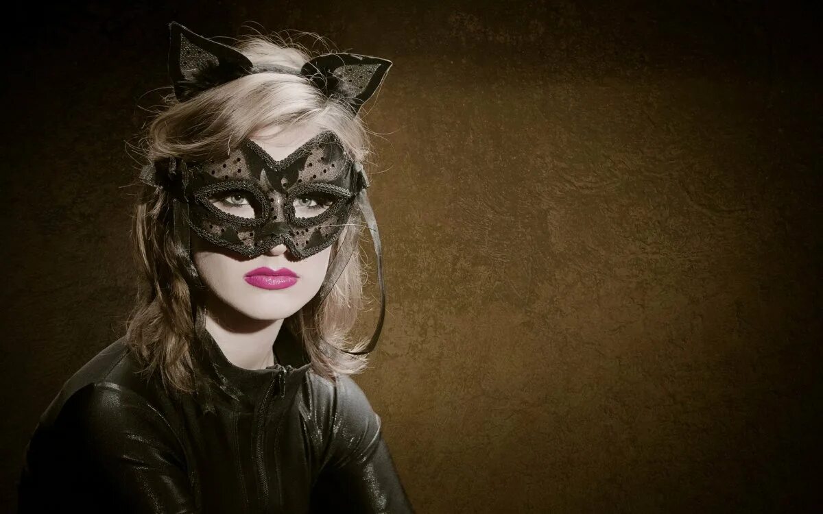 Красивая девушка в маске. Маска Catwoman. Женщина с кошкой. Маска женщины-кошки. Девушка в маске.