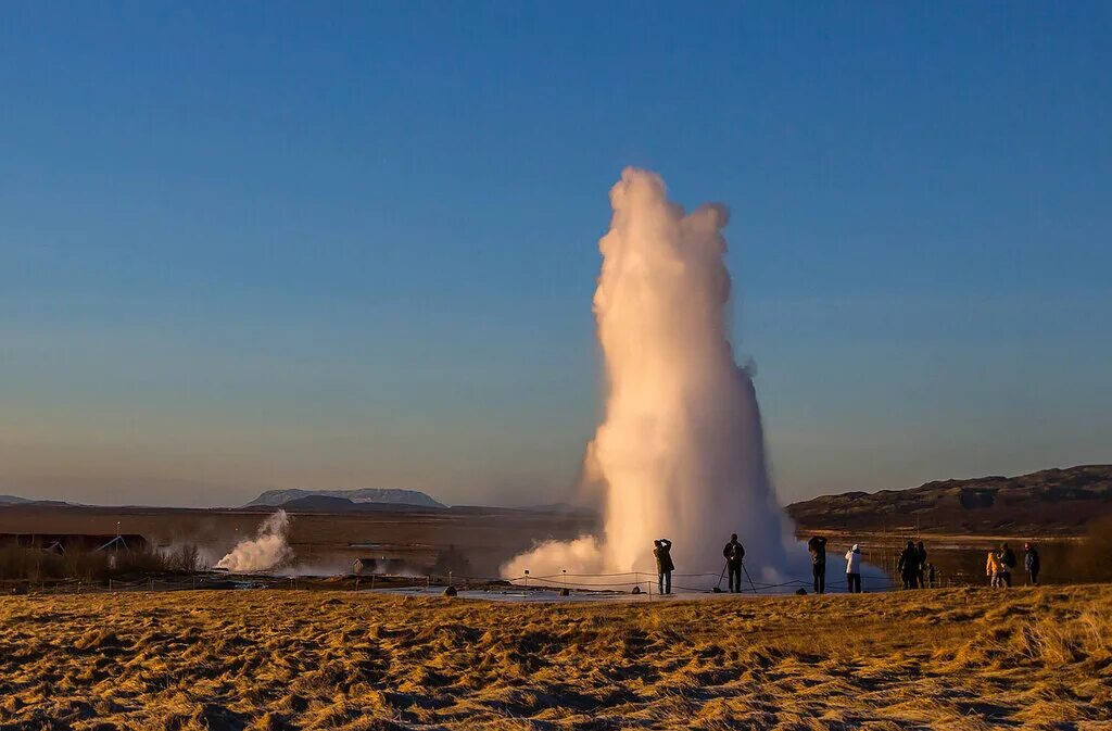 Гейзер строккюр в исландии. Гейзер строккюр в исландии. Долина гейзеров хаукадалур в исландии. Гейзер строккюр гейзер строккюр. Гейзер извергается.