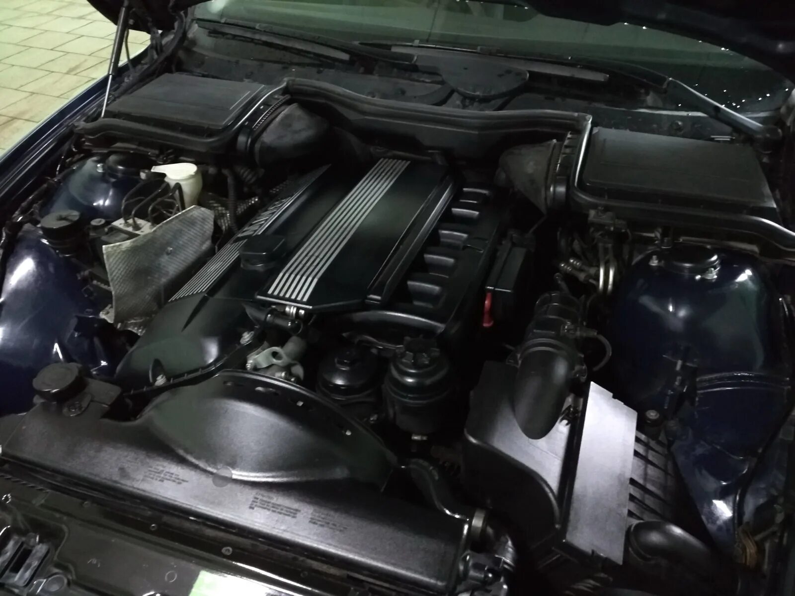 Бмв е39 м54. Bmw e39 m52. подкапотка bmw e39. подкапотка бмв е39 м52. подкапотное пространство бмв е39.