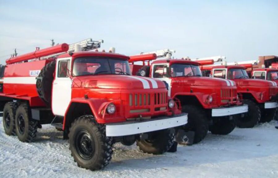 Какую технику используют пожарные. Пожарная машина. Пожарная машина зимой. Фото асенизаторные машины.
