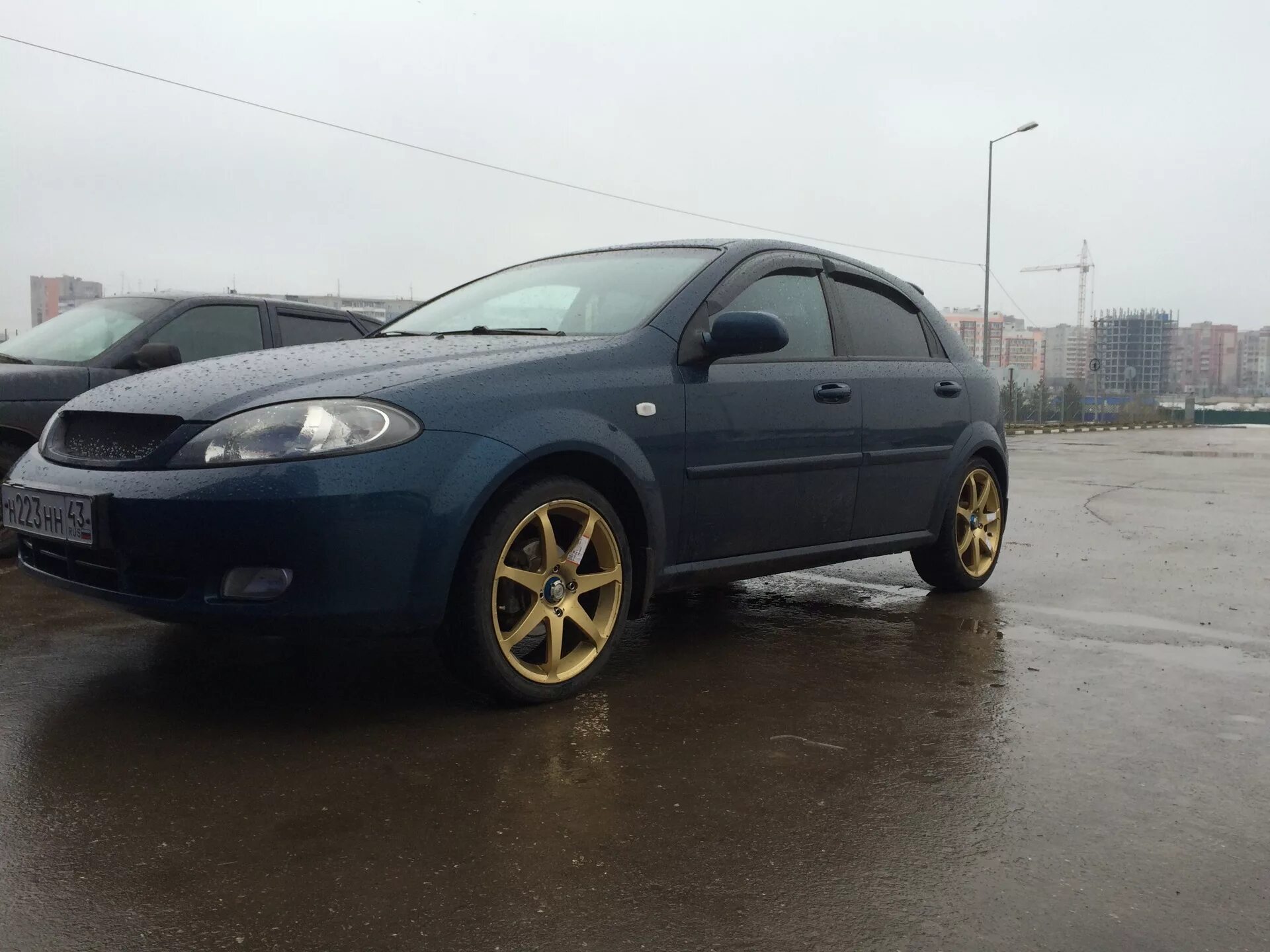 Лачетти хэтчбек колеса. Лачетти хэтчбек r17 черная. Chevrolet Lacetti r17. Lacetti Chevrolet хэтчбек r17. Шевроле Лачетти хэтчбек на р17.