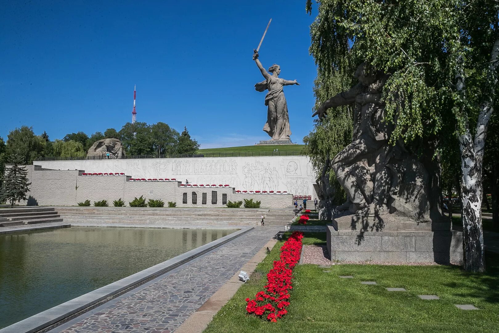 Площадь героев на Мамаевом Кургане. Волгоград в мае. Мамаев Курган картинки. Патриотические места в Волгограде.