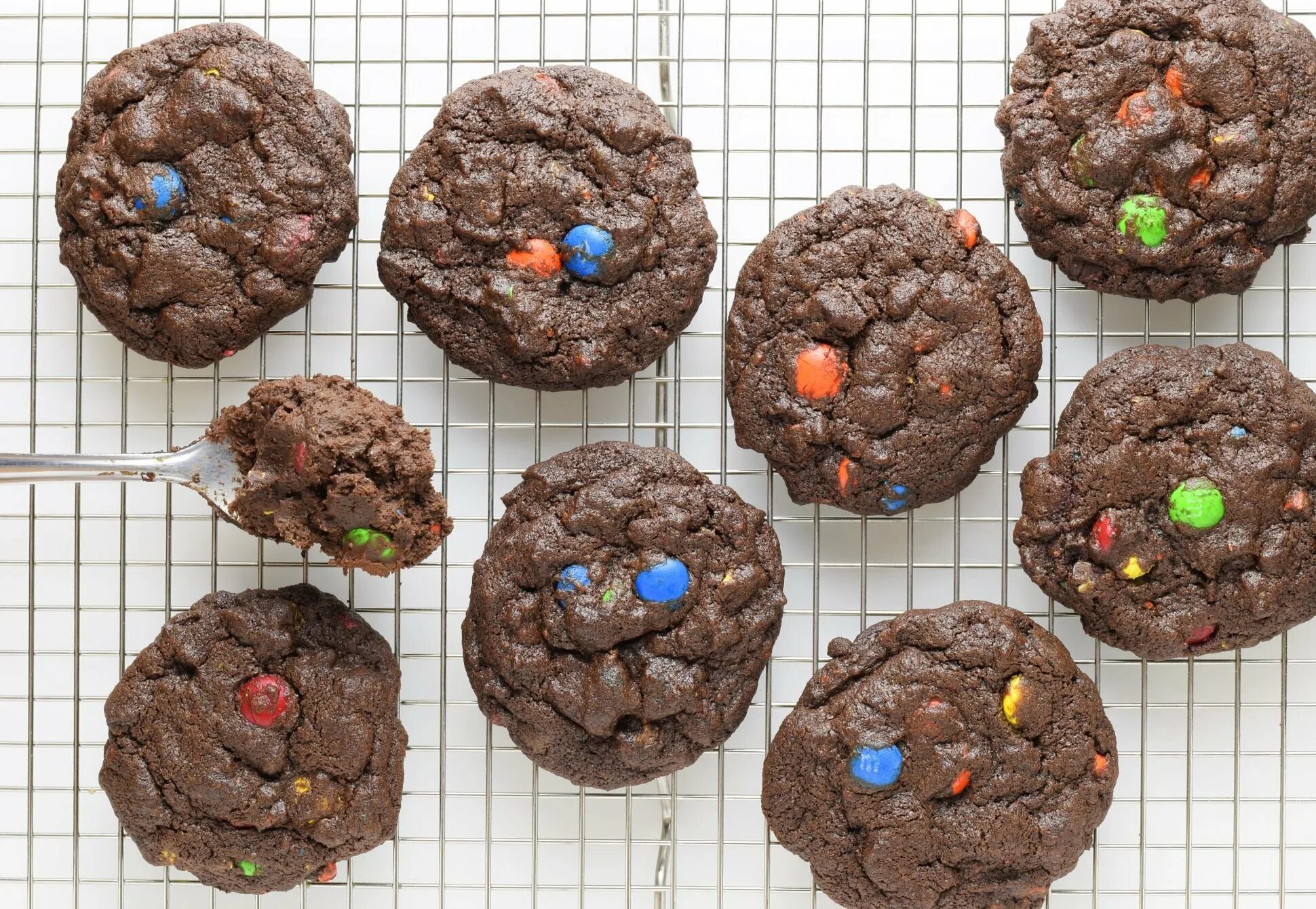 Печенье cookies с шоколадом. Шоколадное печенье. Печенье с шоколадной крошкой. Печеньки с шоколадом. Шоколадное печенье с шоколадной крошкой.