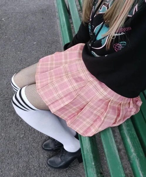 Мужчина который ходит в юбке. Европейские школьники. Парень пришел в юбке. Мужчина в юбке. Парень в юбке.