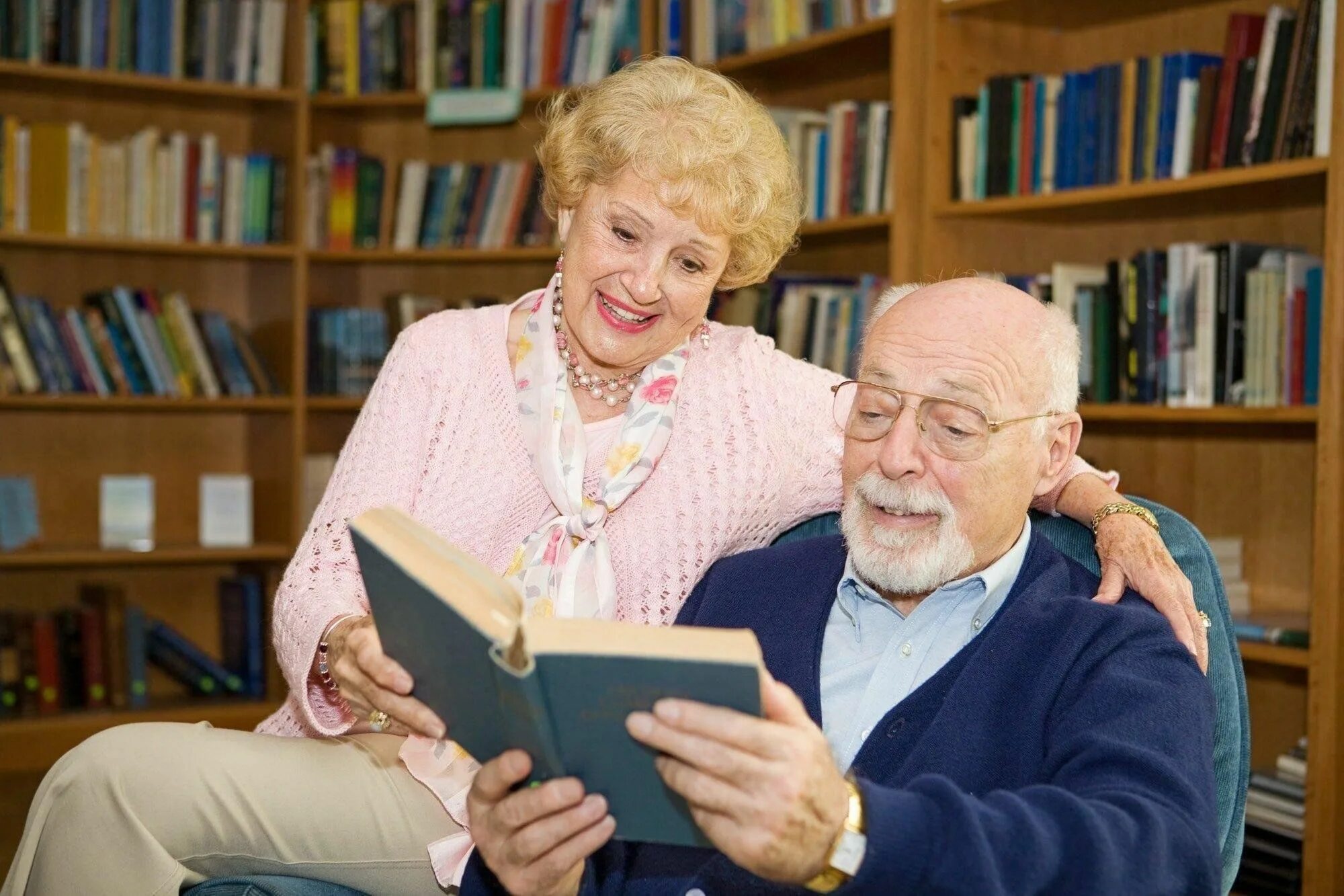 Чтение пожилых людей. Пожилой человек с книгой. Пожилые люди в библиотеке. Чтение для пожилых. Читать пенсионер