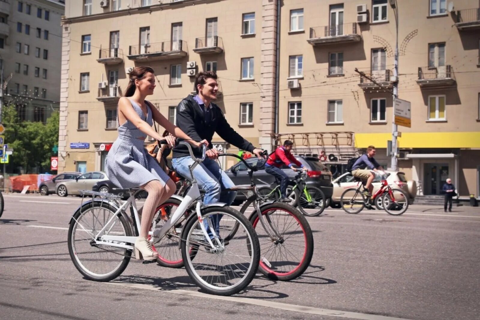 Bike москва. Велосипедист в городе. Велосипед в городе. Городской велосипед. Городской велосипедист.