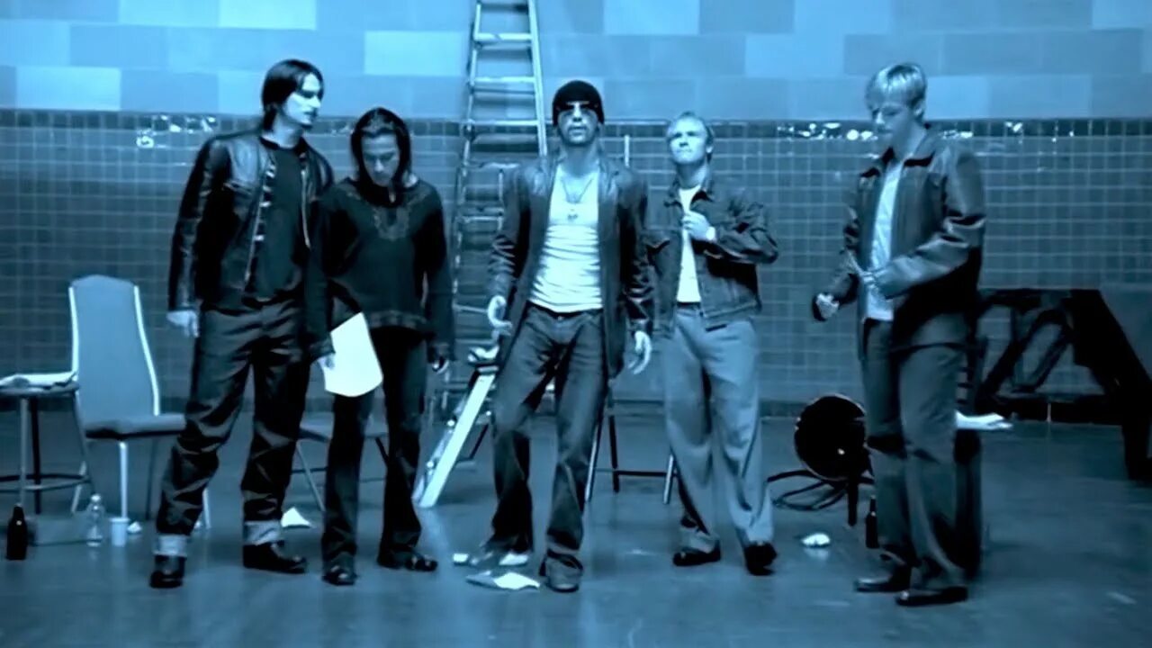 Клип эврибади бэкстрит. Backstreet boys everybody. клип everybody. девушка из клипа backstreet boys everybody в красном. бестрик бойс эврибади клип.
