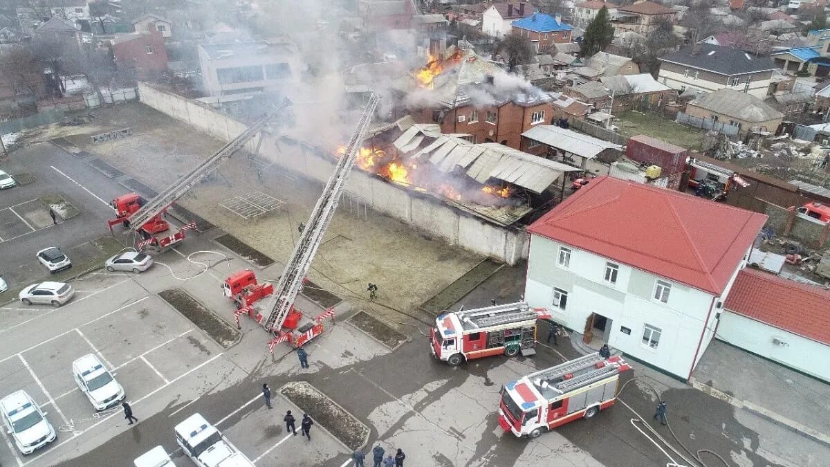 Сгоревший ростов. Пожар в Ростове-на-Дону сейчас на Западном. Пожар на Красноармейской Ростов на Дону. Пожар в Ростове-на-Дону сегодня на Западном 2-я Краснодарская. Массовый пожар.