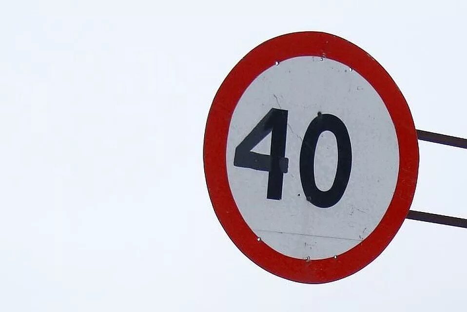 Дорожные знаки 40 км ч. Знак ограничения скорости 80 км/ч. Знак 40 км. Знак ограничение скорости 40. Дорожный знак ограничение скорости 20 км.