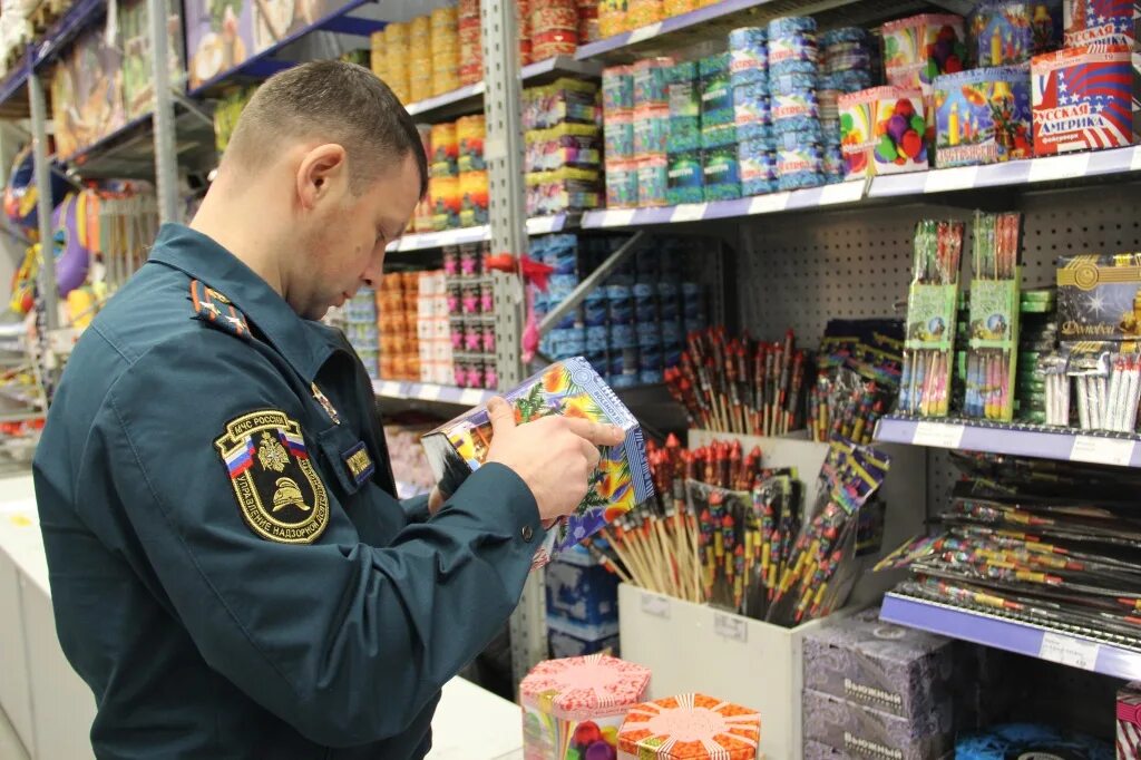 Пиротехники изделия. Пиротехнические товары это. Пиротехника МЧС. Пиротехника розничная торговля.