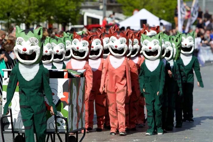 карнавал кошек в бельгии. фестиваль кошек в бельгии колокольня. фестиваль котов (kattenstoet) - бельгия. карнавал кошек в бельгии. парад кошек.