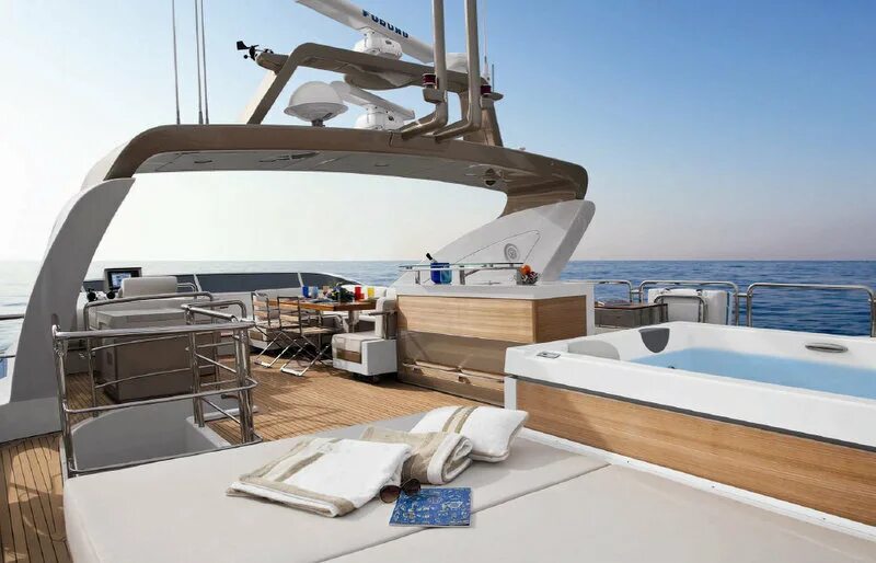 Leisure yacht. Богатая жизнь в дубае. Лестница на яхте. Leisure yacht [v0. Leisure 17 яхта.