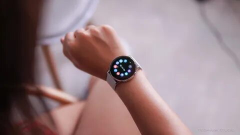 Samsung watch на руке