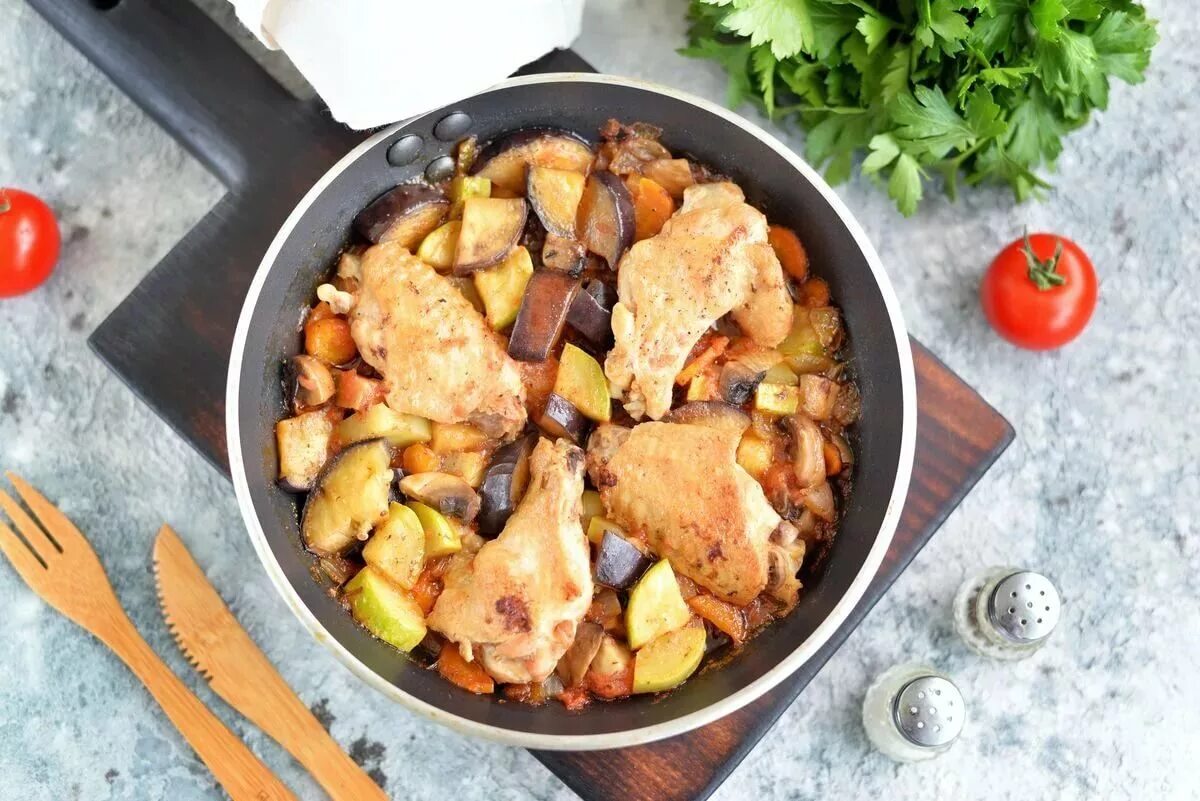 Тушеные овощи с курицей на сковороде